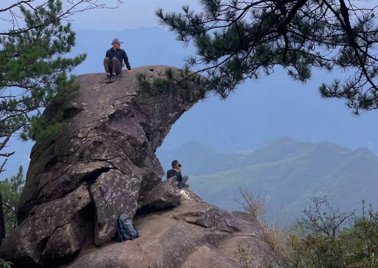 狼行天下12月13日(周六)老鹰岩环线徒步、林探秘,登临“鹰嘴”瞰山河,征服形似鹰嘴的云中悬石
