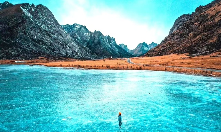 狼行天下1月1号~3号(三天)莲宝叶则东方的魔幻世界、湖面如镜、山坳如画